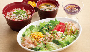 ジョイフル_蒸し鶏のゴマだれサラダと釜揚げしらす丼_画像